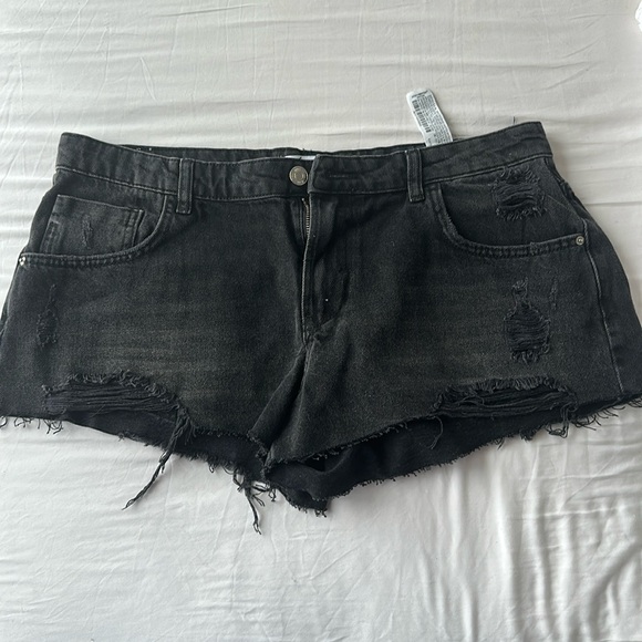 LOW RISE RIPPED DENIM SHORTS - Picture 3 of 7